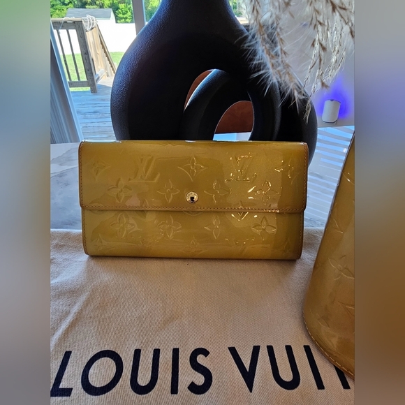 Louis Vuitton Handbags - LOUIS VUITTON Vernis Patent Leather Sarah Wallet